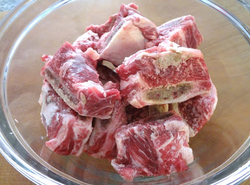 Thịt bò (dùng phần dẻ sườn bò hoặc gân bò tùy ý thích)