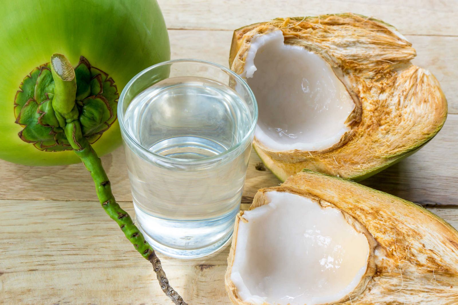 Những lợi ích không ngờ của việc uống nước dừa đều đặn